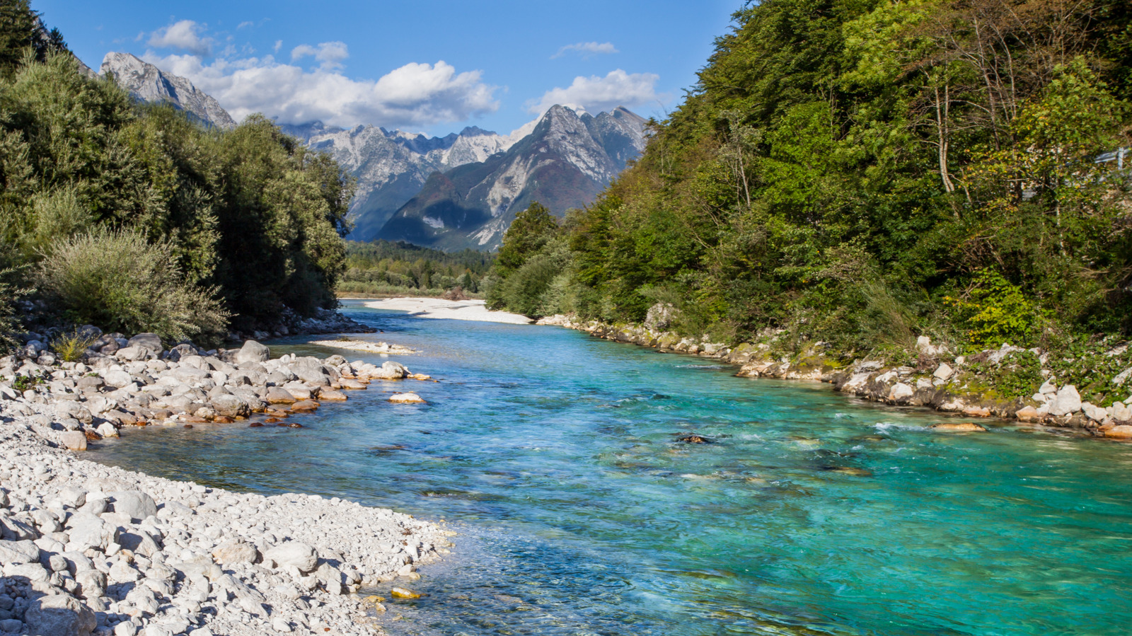 L'une des montagnes épiques de Slovénie possède des aventures de kayak underground incroyablement belles