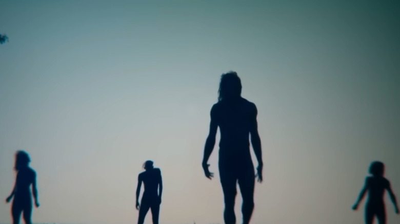 28 ans plus tard, les silhouettes des infectées au loin. La silhouette de l'alpha est la seconde à droite