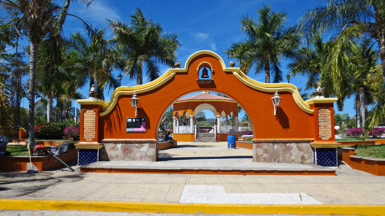 Arc orange dans le directeur de la place, Lo de Marcos