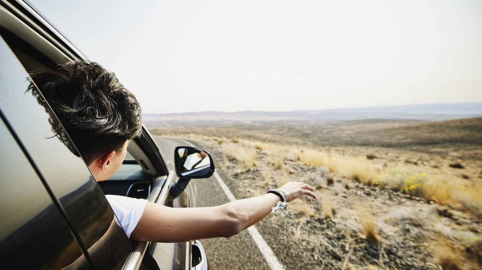 Une agence de location de voitures propose des offres à sens unique abordables parfaites pour une escapade sur route