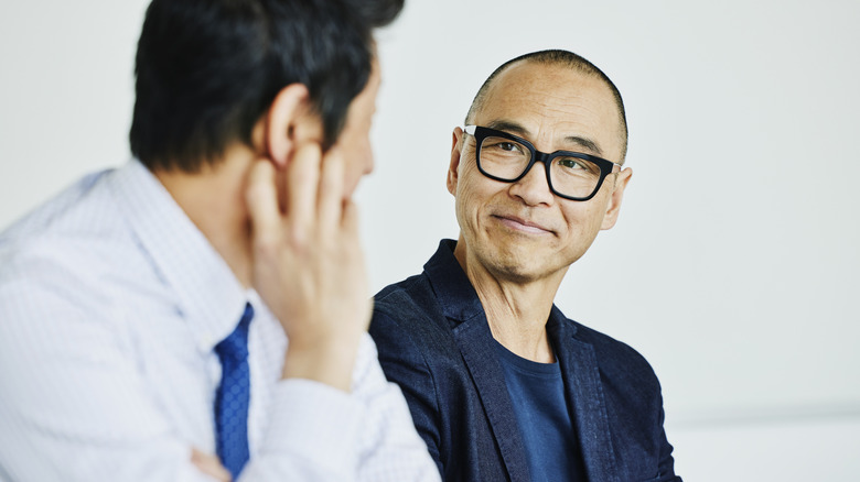 Deux hommes conversent étroitement l'un à l'autre