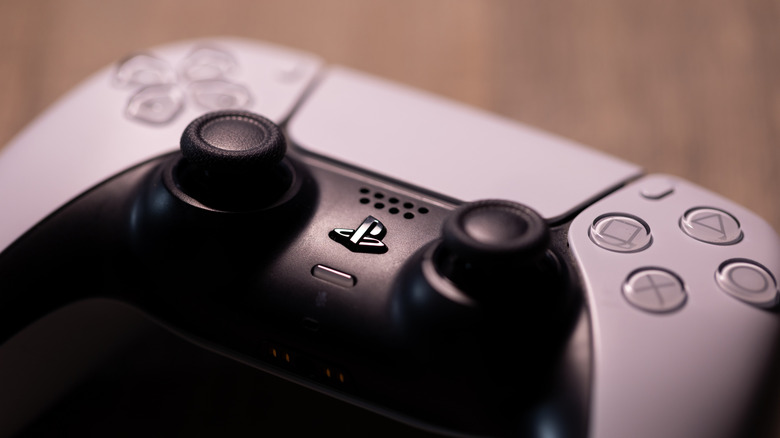 Un contrôleur PS5 sur une table