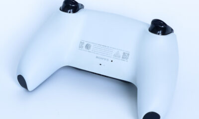 À quoi sert le trou à l'arrière d'un contrôleur PS5?