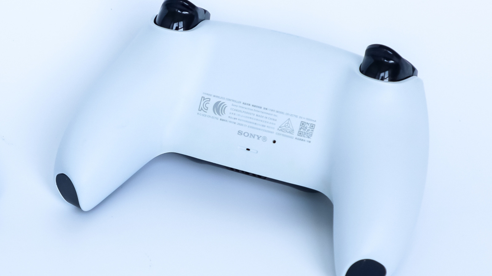 À quoi sert le trou à l'arrière d'un contrôleur PS5?