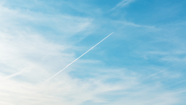 Un avion et sa suite dans le ciel