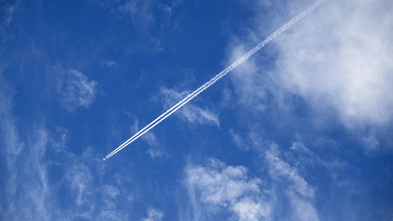 Ce que sont vraiment ces sentiers derrière les avions et ce qui les cause