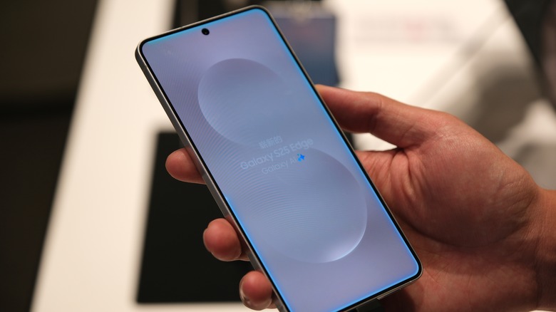 Une personne utilisant le bord Samsung S25.