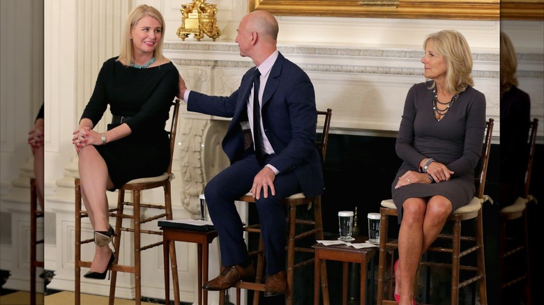 Jill Biden avec Jeff Bezos à la Maison Blanche