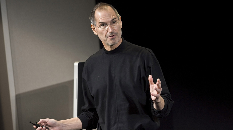 Steve Jobs parle lors d'une présentation.