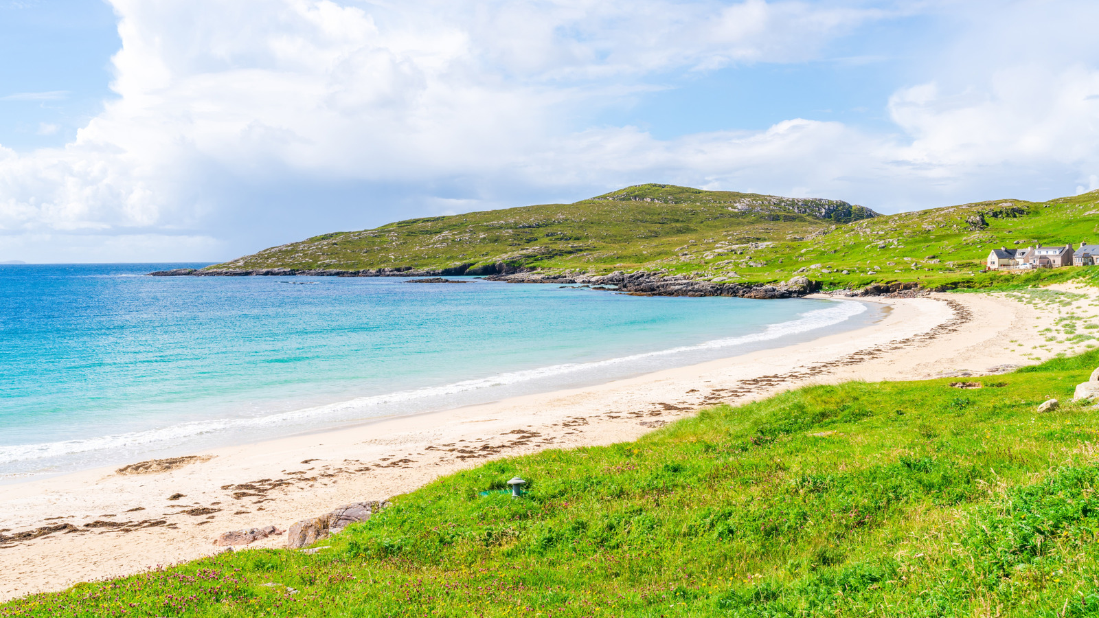 La plage captivante de l'Écosse dans les Hébrides est une évasion négligée avec de l'eau magnifique