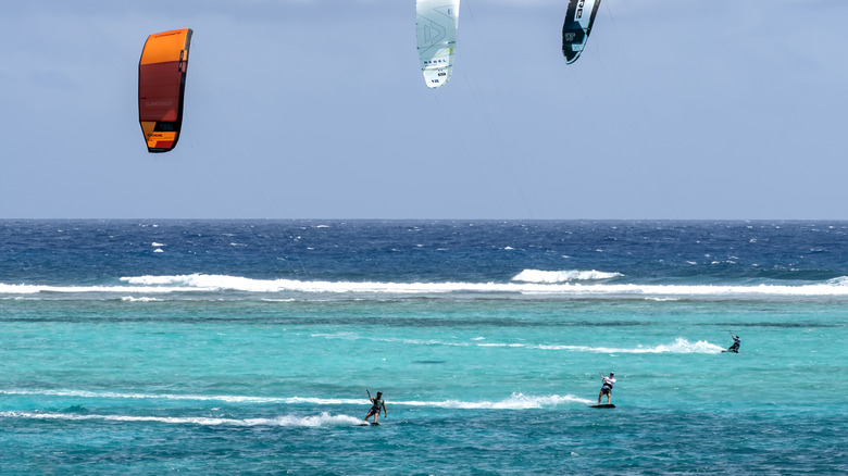 Trois kitesurfers sur l'île Rodrigues