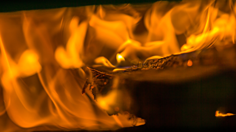 Gros plan des braises dans un feu