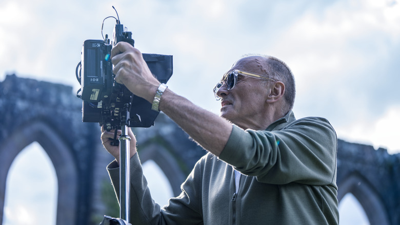 Le réalisateur Danny Boyle regardant une configuration de caméra sur le tournage de 28 ans plus tard