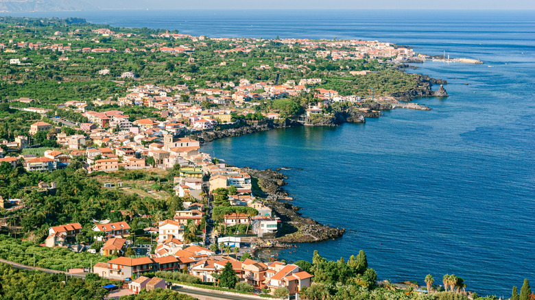 Vue aérienne des villes le long de la côte orientale de la Sicile, près de l'ACIREALE