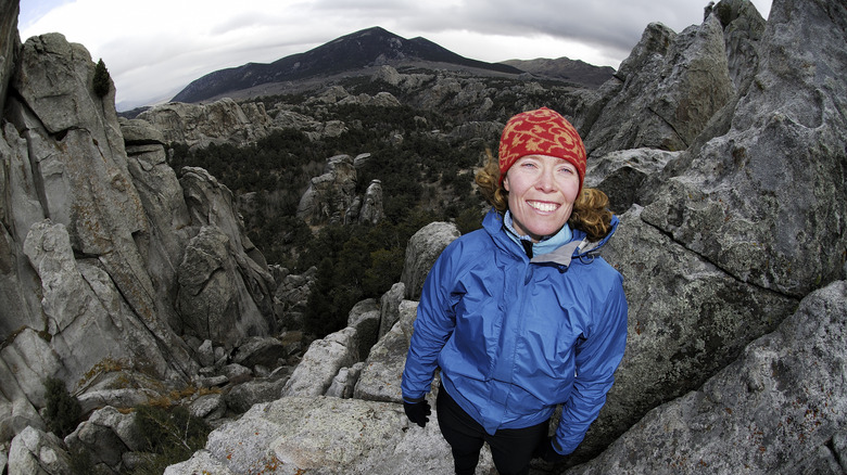 Une femme rayonne un sourire dans la ville de Rocks, Idaho