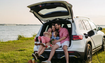Divertissement électronique à l'ancienne vs: qui convient à votre road trip familial?