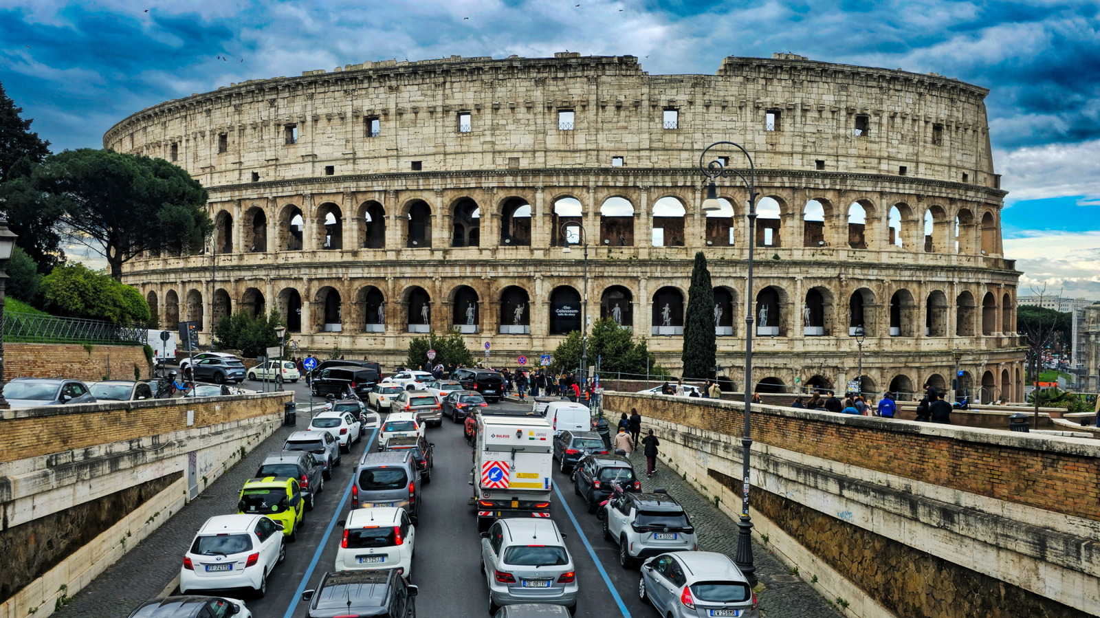Le guide touristique de Rick Steves utilise cette brillante stratégie pour traverser les rues animées en Europe en toute sécurité