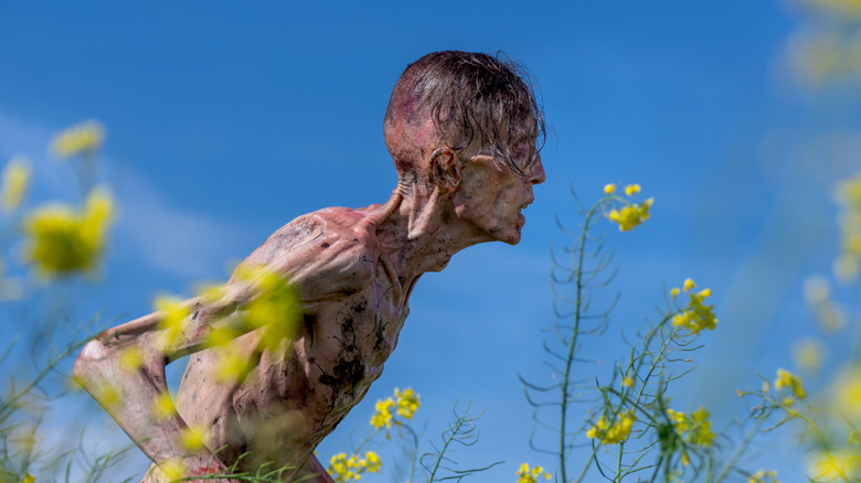 Le zombie maigre debout sur le terrain dans 28 ans plus tard