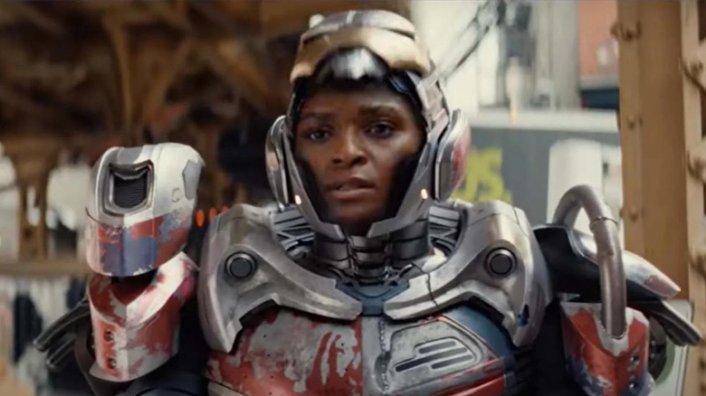 Riri Williams dans son costume Ironheart, regardant dans une rue