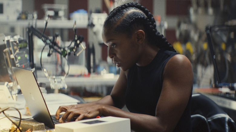 Riri Williams dans un laboratoire, travaillant sur son ordinateur portable