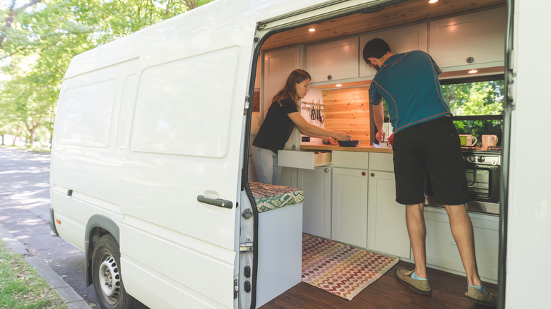 Couple dans Camper Vin