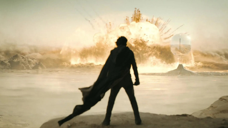 Paul Atreides (Timothee Chalamet) debout au sommet de la montagne 