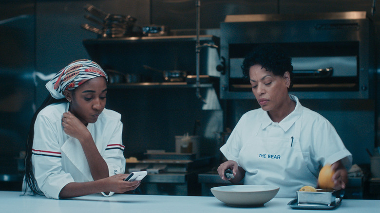 Sydney et Tina dans la cuisine dans l'ours de la saison 4