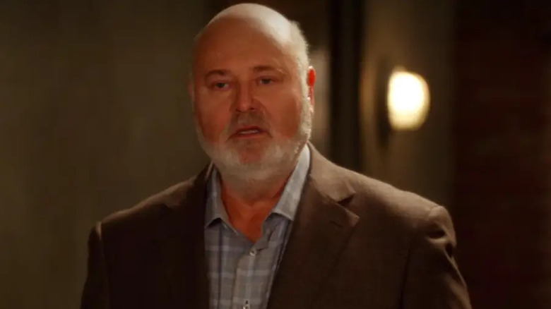 Bob debout dans un couloir à l'air confus sur une nouvelle fille