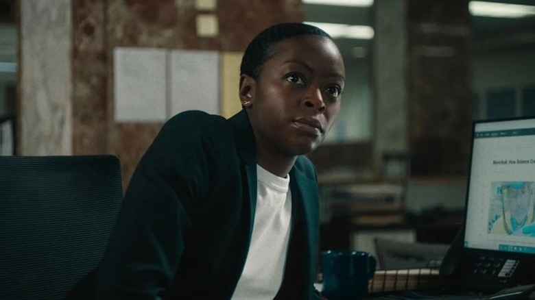 Elena dans son bureau dans le bagage à main