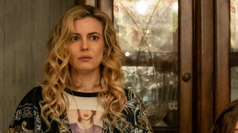 Tiff dans un tee-shirt Taylor Swift semble confus sur l'ours