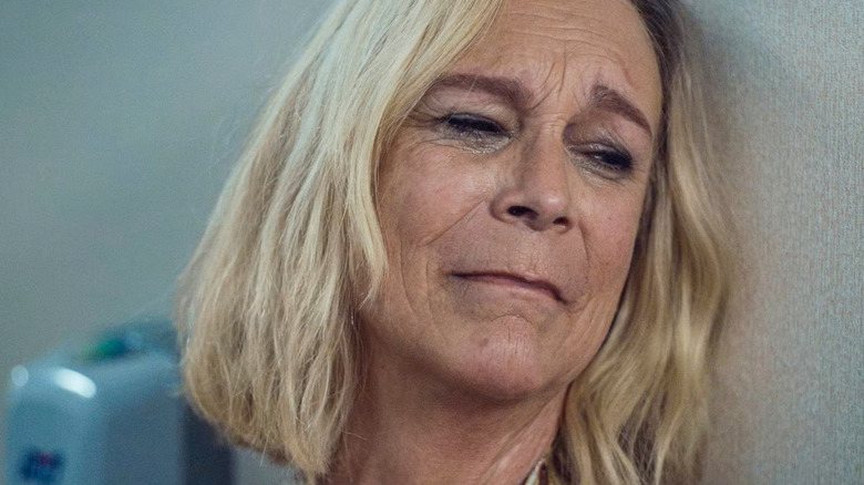 Donna se penchant contre un mur en pleurant sur l'ours