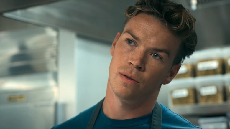 Luca avec sa tête penchée sur le côté sur l'ours