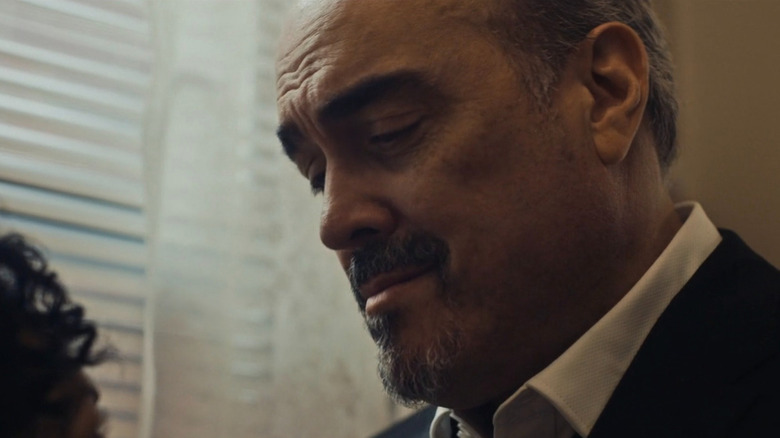 David dans un costume parlant à Tina sur l'ours