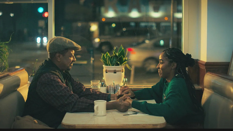 Emmanuel et Sydney se tenant la main sur un restaurant sur l'ours