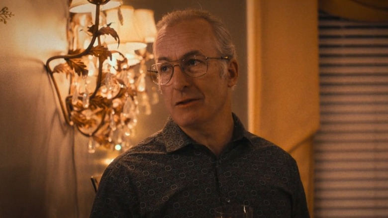 Lee au dîner de Noël parlant à quelqu'un sur l'ours