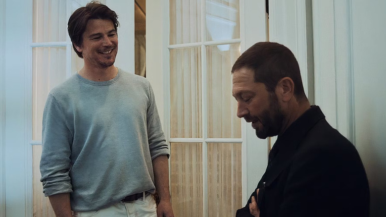 Frank et Richie parlent à l'extérieur de la maison de Frank sur l'ours