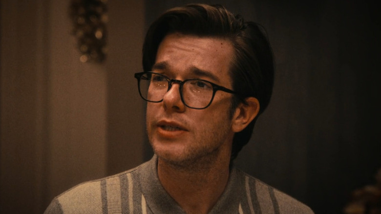 Stevie parle et portant des lunettes sur l'ours