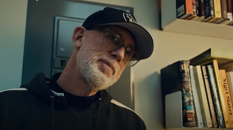 L'ordinateur avec sa tête penchée sur le côté dans des lunettes et un chapeau sur l'ours