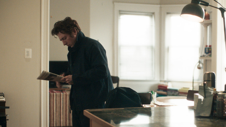 Carmy lit une revue dans l'ours de la saison 4