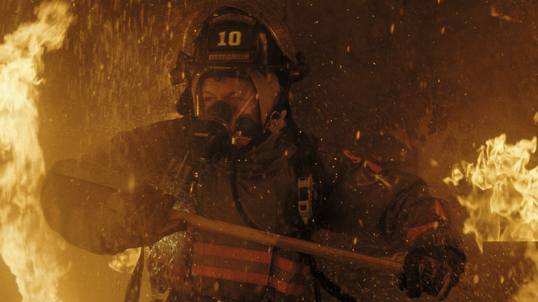 Dave dans un costume combattant un feu sur la fumée