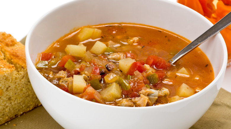 Un bol de la chaudrée de palourdes mineurs se dresse sur une table