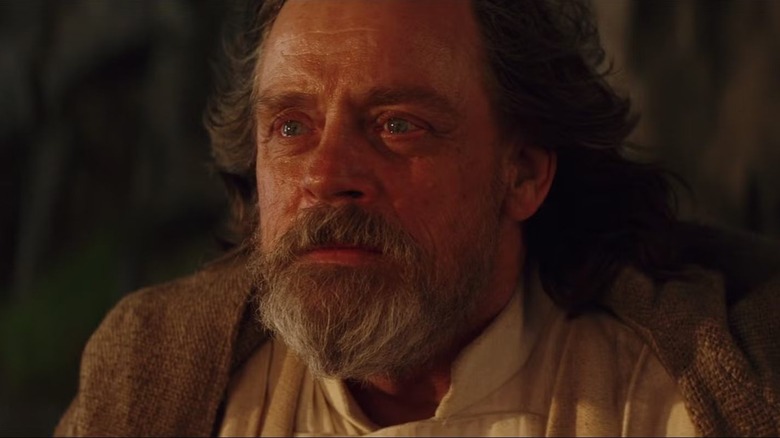 Un gros plan de Luke Skywalker regardant intensément Star Wars: The Last Jedi