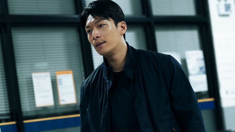 Jun-ho a l'air exaspéré après avoir été incapable de convaincre ses supérieurs dans le jeu Squid