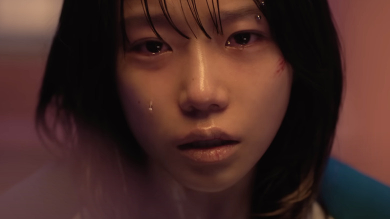 Jun-hee pleurant en gros plan dans le jeu de calmar