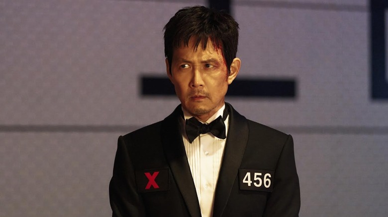 Lee Jung-jae en tant que Seong Gi-Hun qui semble concerné sur le jeu Squid