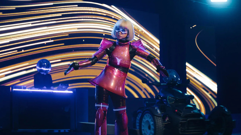 M3gan danse dans un costume rose dans M3gan 2.0