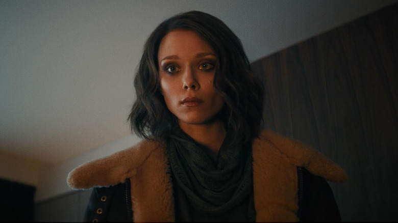 Amelia portant une veste dans M3gan 2.0