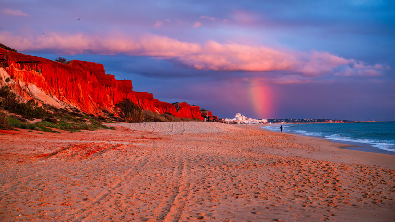 Clifes orange et arc-en-ciel sur la plage
