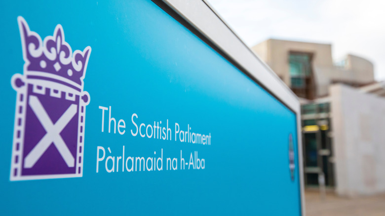 Un gros plan du panneau du Parlement écossais à Édimbourg.
