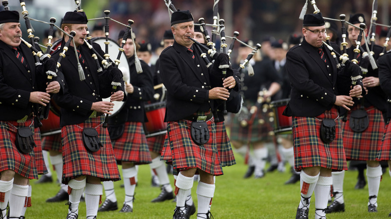 Les cornemuseurs écossais en kilts aux Highland Games.